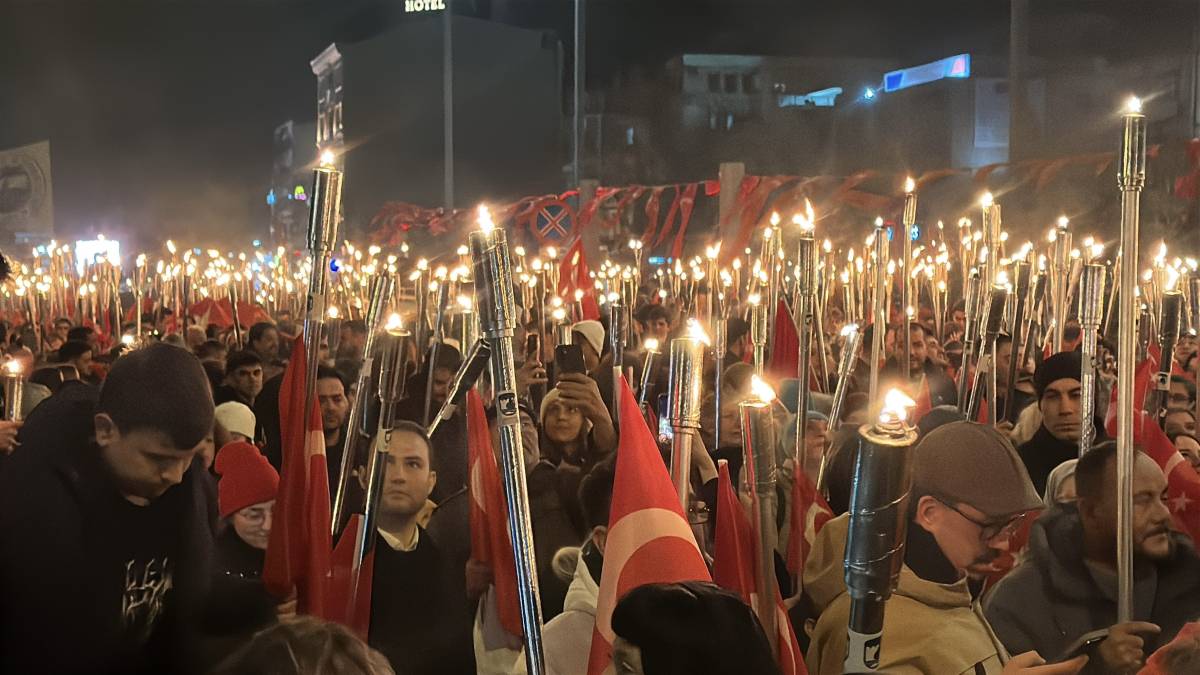 MEŞALELER ÇANAKKALE ŞEHİTLERİ İÇİN YANDI