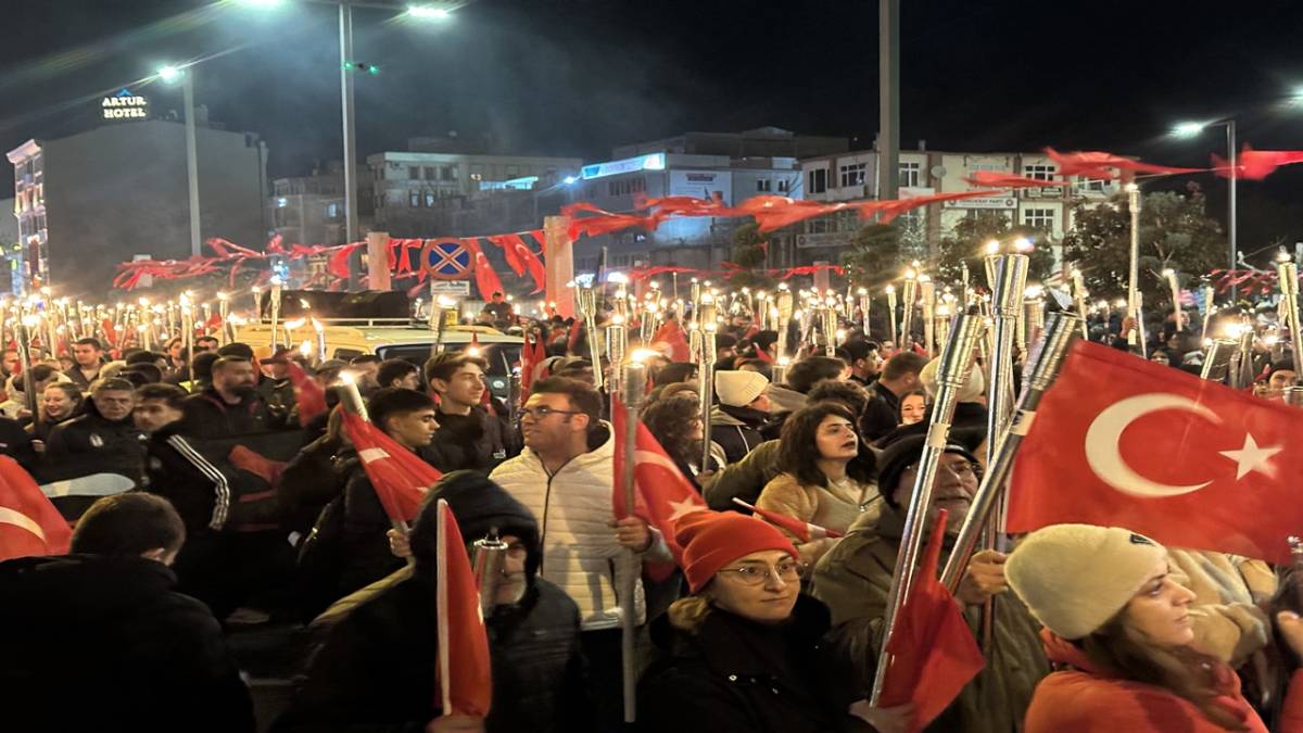 MEŞALELER ÇANAKKALE ŞEHİTLERİ İÇİN YANDI