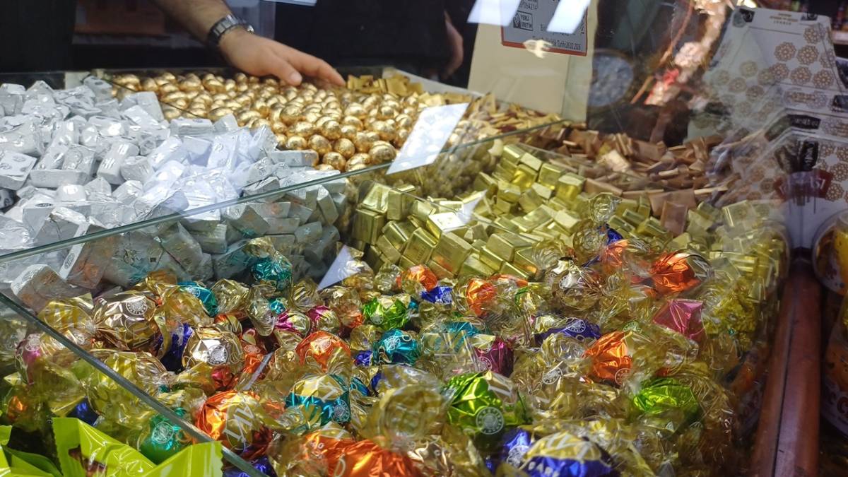BAYRAMLIK ÇİKOLATA VE ŞEKERLER TEZGAHLARDA