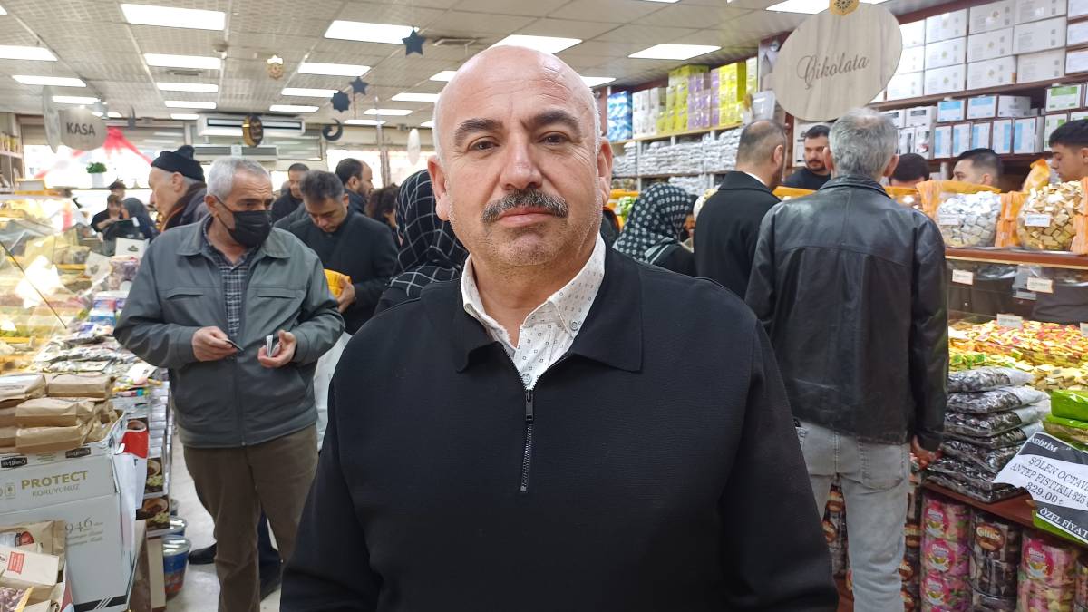 BAYRAMLIK ÇİKOLATA VE ŞEKERLER TEZGAHLARDA