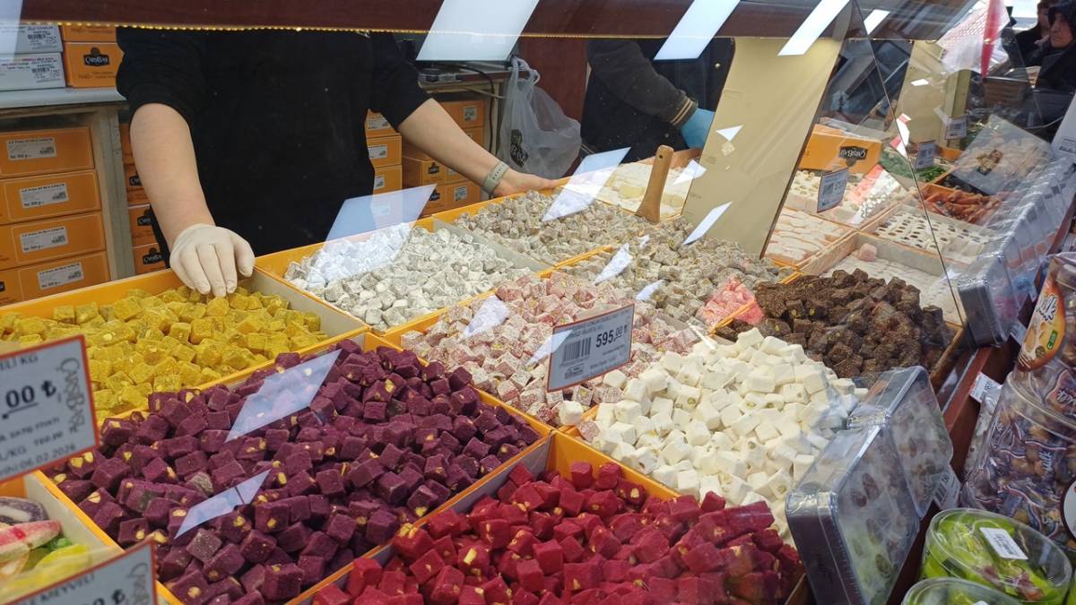 BAYRAMLIK ÇİKOLATA VE ŞEKERLER TEZGAHLARDA