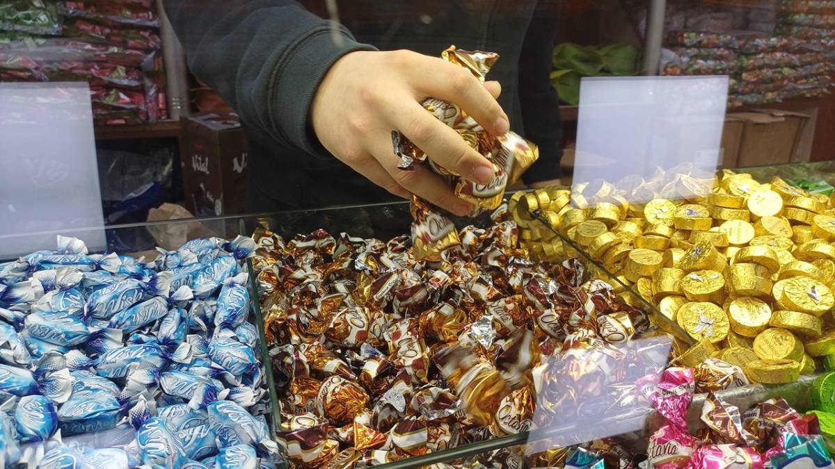 BAYRAMLIK ÇİKOLATA VE ŞEKERLER TEZGAHLARDA