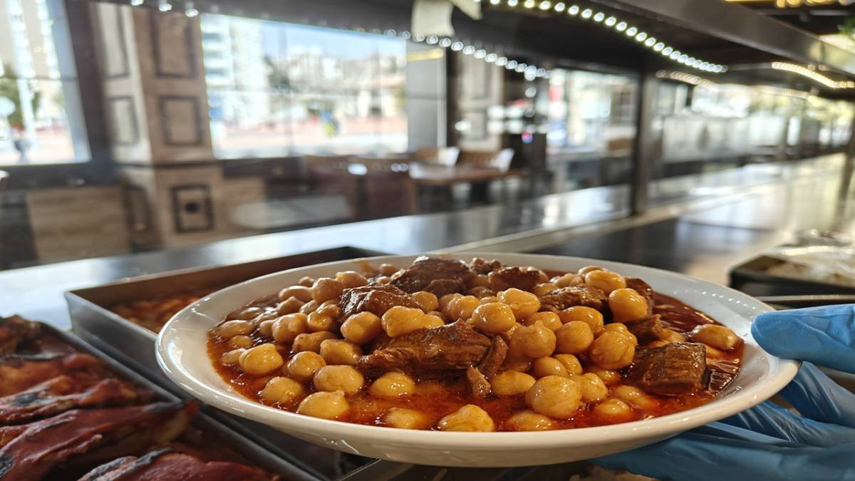 BAYRAM SOFRASININ GELENEKSEL LEZZETİ: ETLİ NOHUT YAHNİSİ