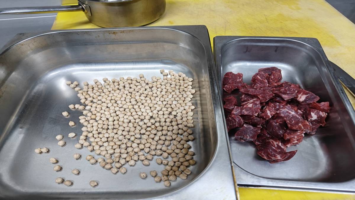 BAYRAM SOFRASININ GELENEKSEL LEZZETİ: ETLİ NOHUT YAHNİSİ