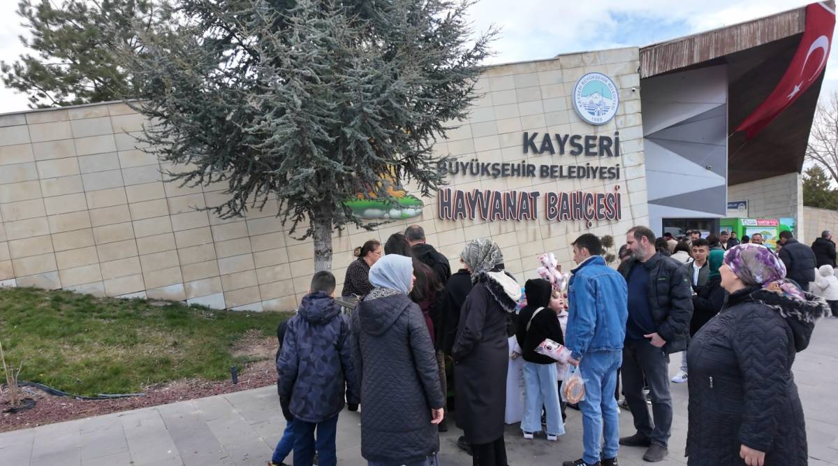 HAYVANAT BAHÇESİ BAYRAMDA DOLDU TAŞTI