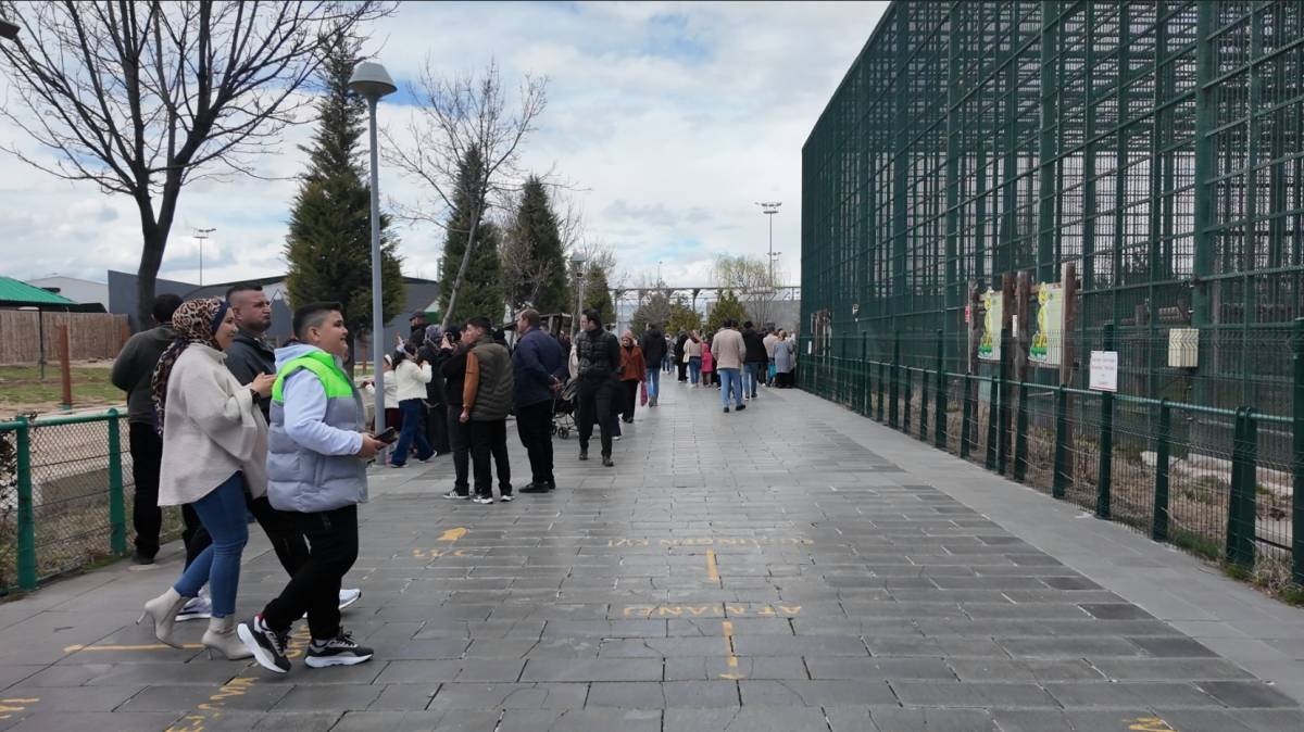 HAYVANAT BAHÇESİ BAYRAMDA DOLDU TAŞTI