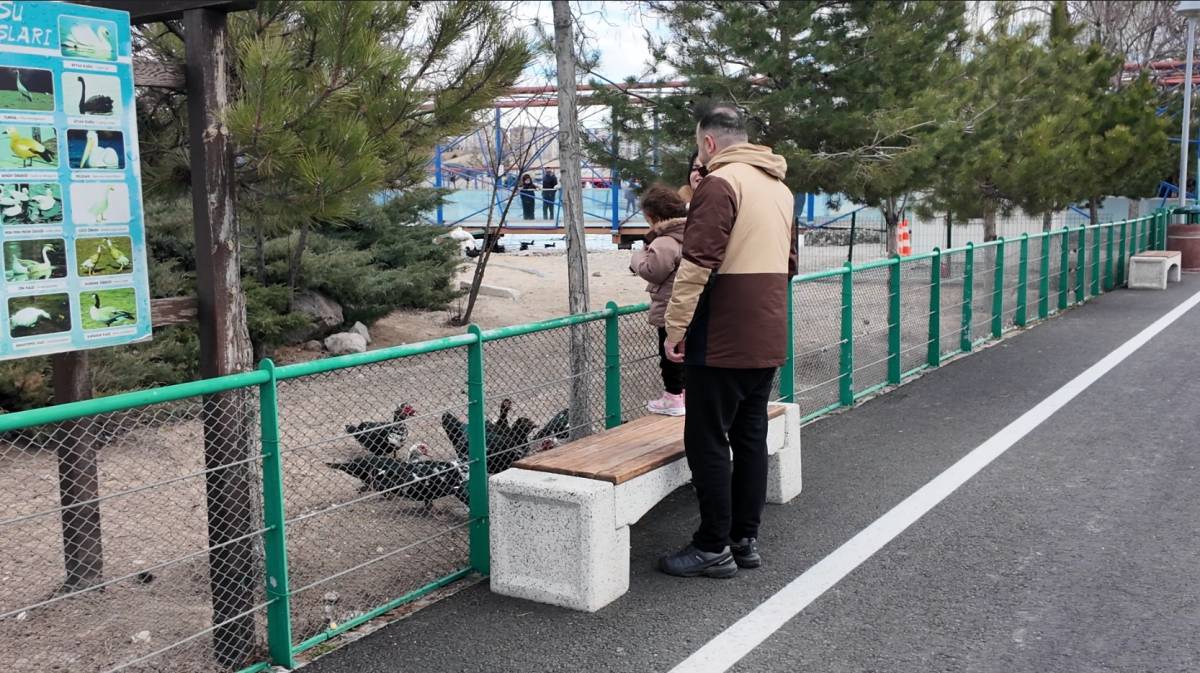 HAYVANAT BAHÇESİ BAYRAMDA DOLDU TAŞTI