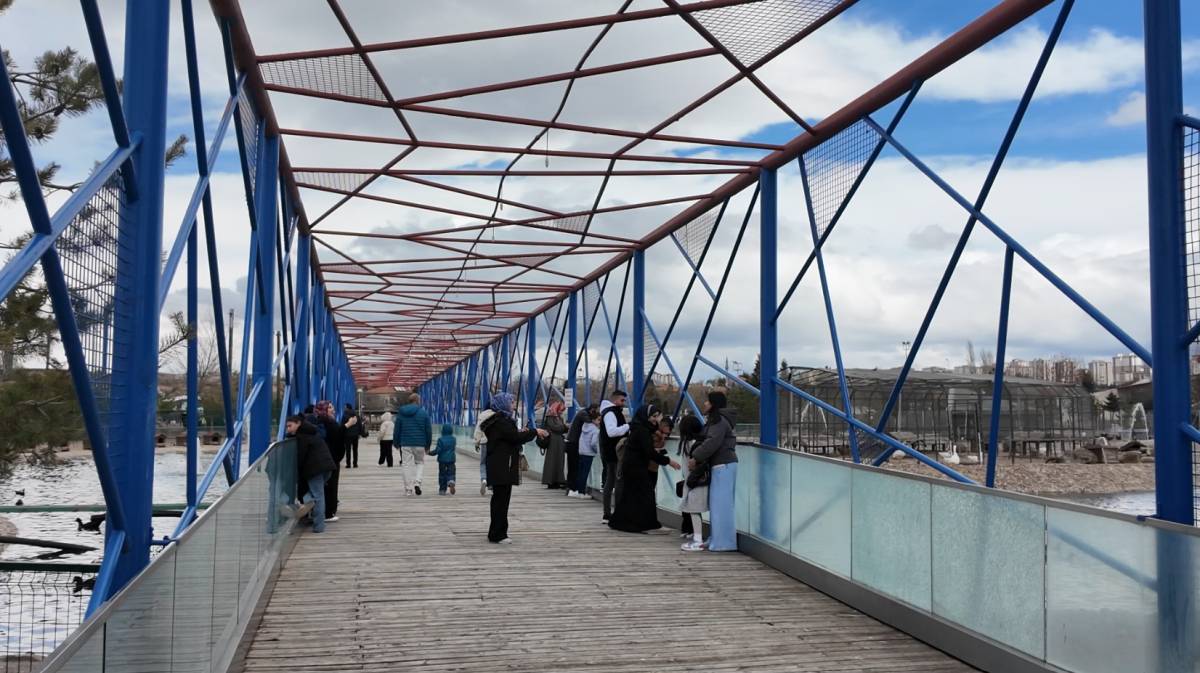 HAYVANAT BAHÇESİ BAYRAMDA DOLDU TAŞTI