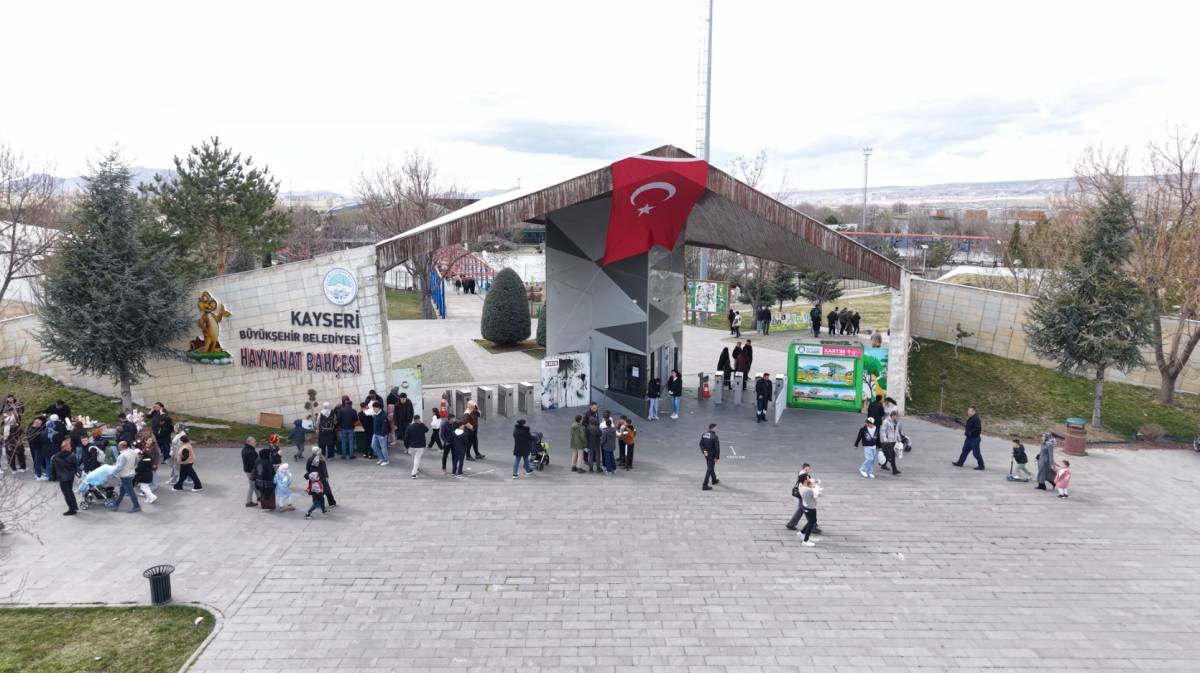 HAYVANAT BAHÇESİ BAYRAMDA DOLDU TAŞTI
