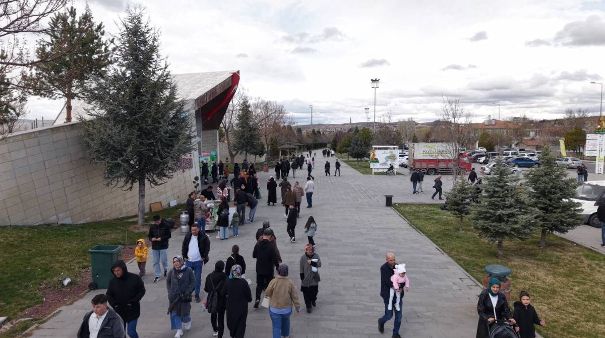 HAYVANAT BAHÇESİ BAYRAMDA DOLDU TAŞTI