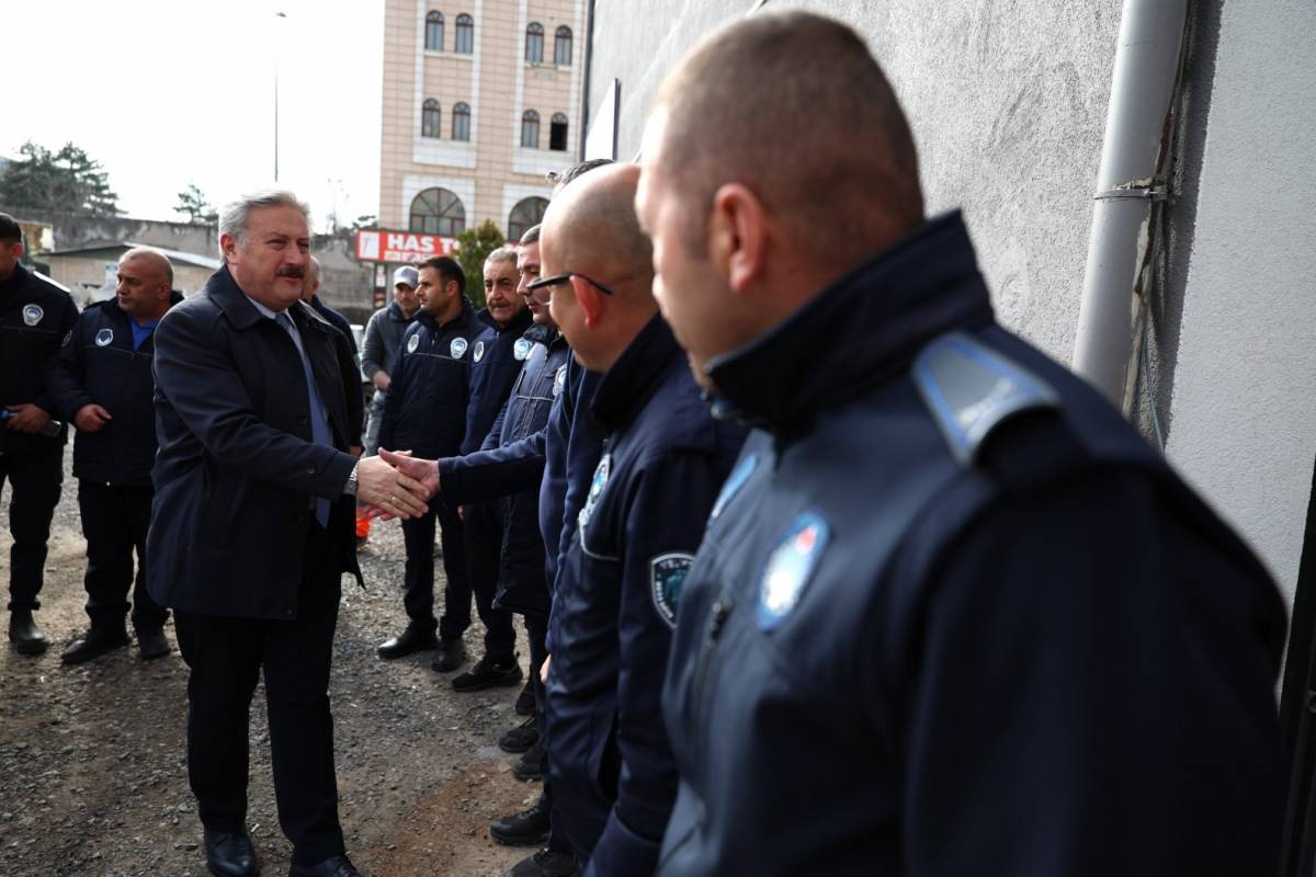 PALANCIOĞLU, GÜNE MESAİ ARKADAŞLARIYLA BAYRAMLAŞARAK BAŞLADI