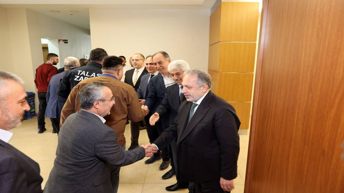 BAŞKAN YALÇIN PERSONELLE KUCAKLAŞTI