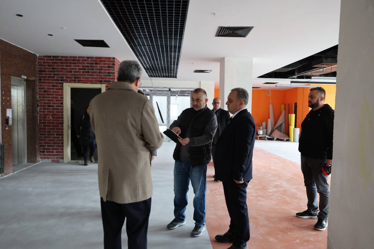 ALTUN, YENİLEME ÇALIŞMASI DEVAM EDEN KÜTÜPHANE BİNASINI İNCELEDİ