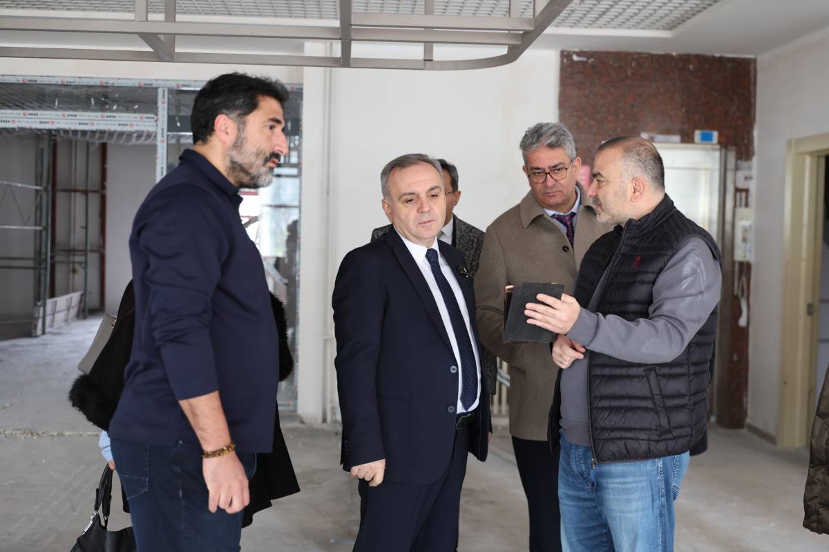 ALTUN, YENİLEME ÇALIŞMASI DEVAM EDEN KÜTÜPHANE BİNASINI İNCELEDİ