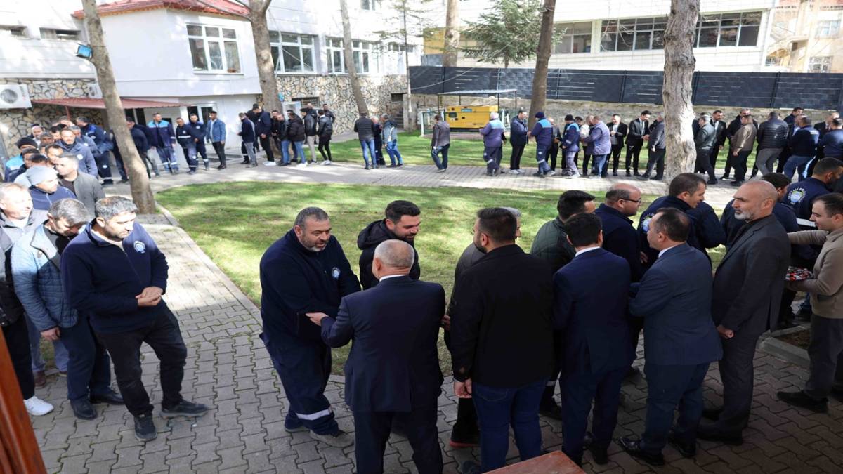 BAŞKAN ÖZTÜRK BELEDİYE PERSONELLERİ İLE BAYRAMLAŞTI