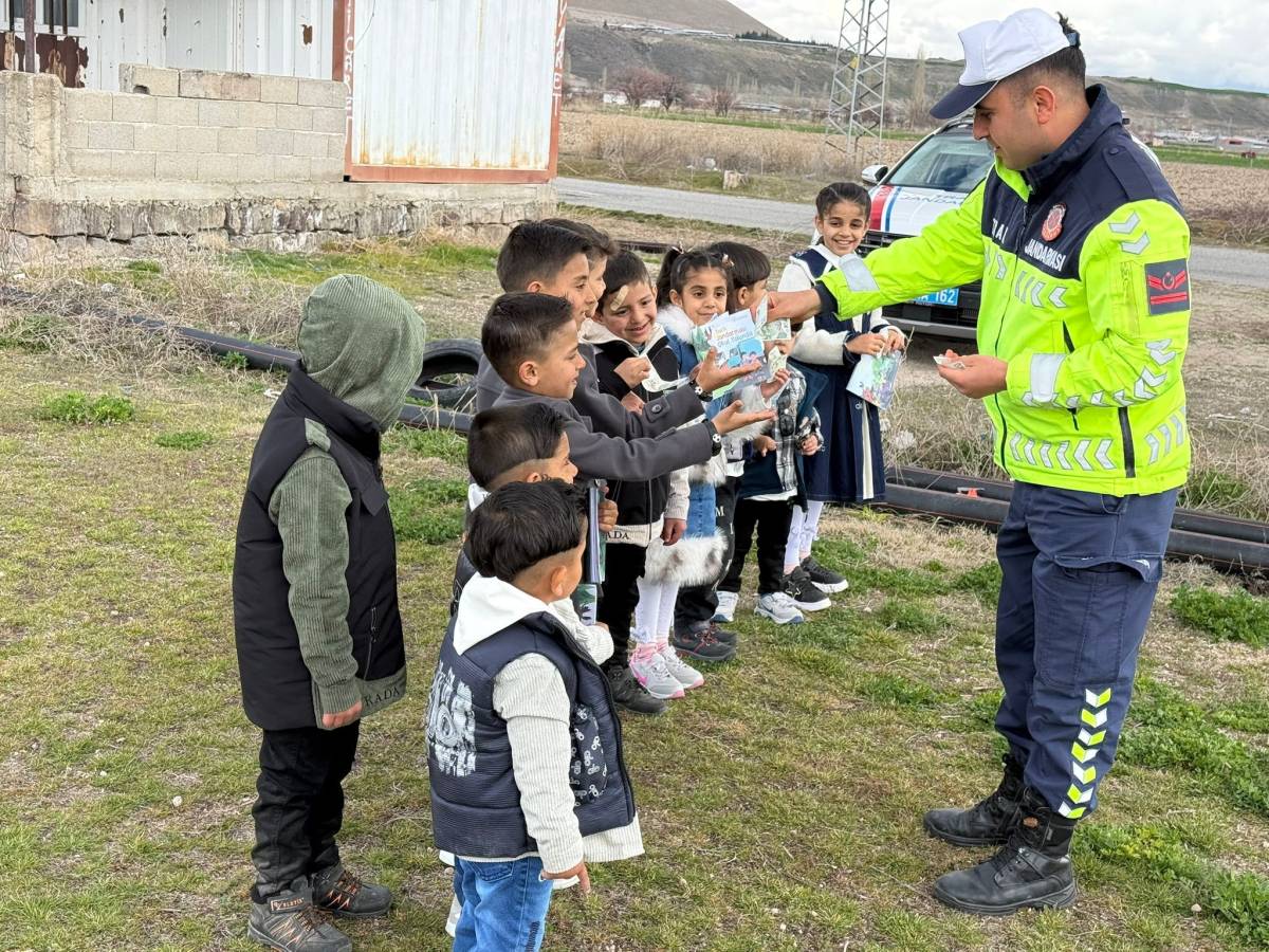 ÇOCUKLARIN BAYRAM HARÇLIKLARI JANDARMADAN