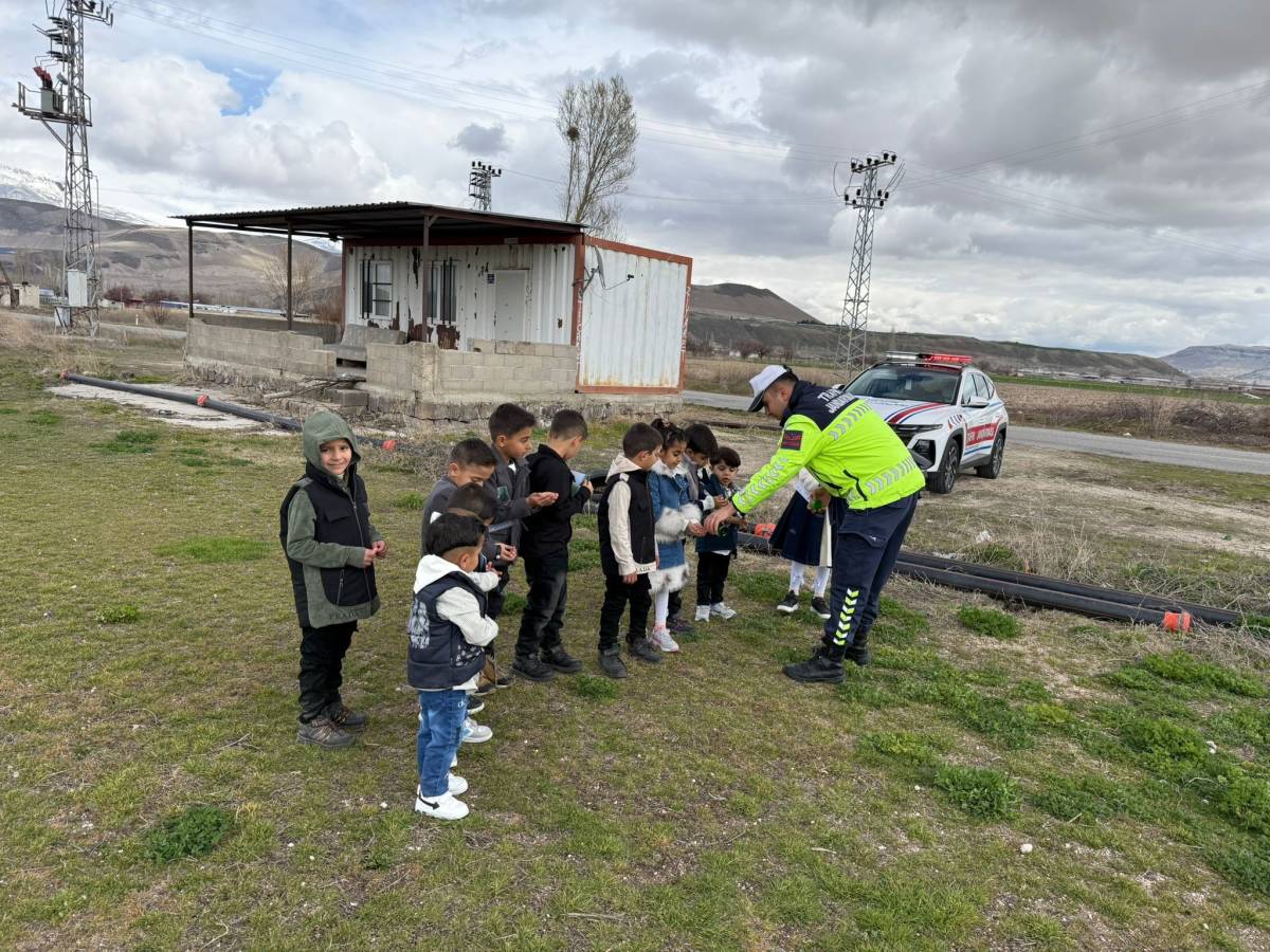 ÇOCUKLARIN BAYRAM HARÇLIKLARI JANDARMADAN