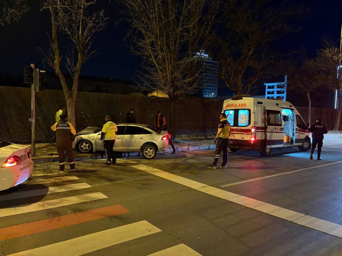 KALDIRIMA ÇIKAN OTOMOBİL AĞACA ÇARPTI