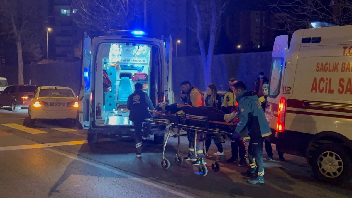 KALDIRIMA ÇIKAN OTOMOBİL AĞACA ÇARPTI