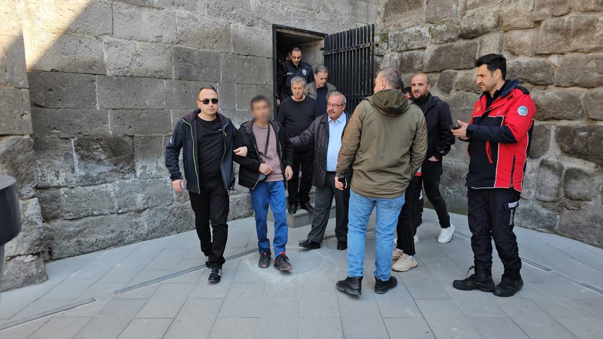 İNTİHARDAN VAZGEÇTİ, GAZETECİYE SALDIRDI