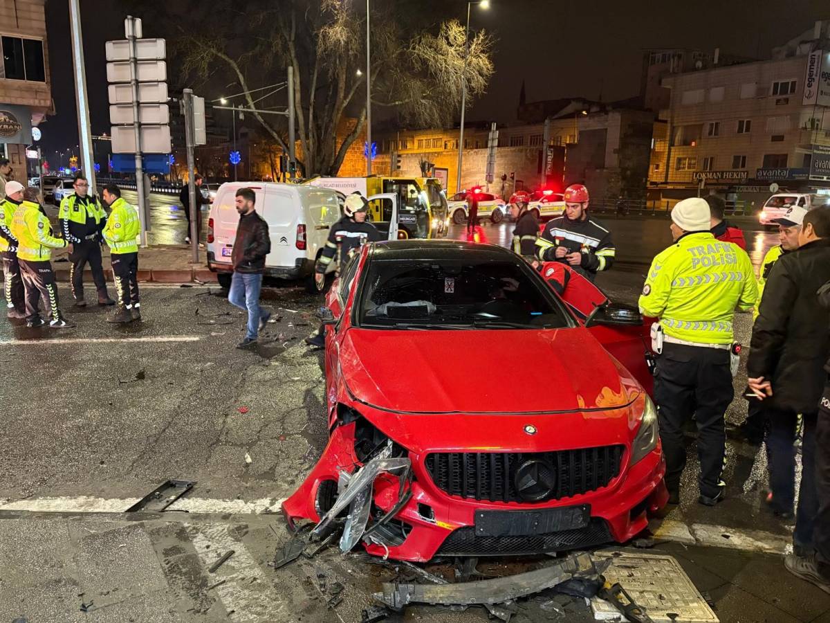 HAFİF TİCARİ ARAÇ İLE OTOMOBİL ÇARPIŞTI: 2 YARALI