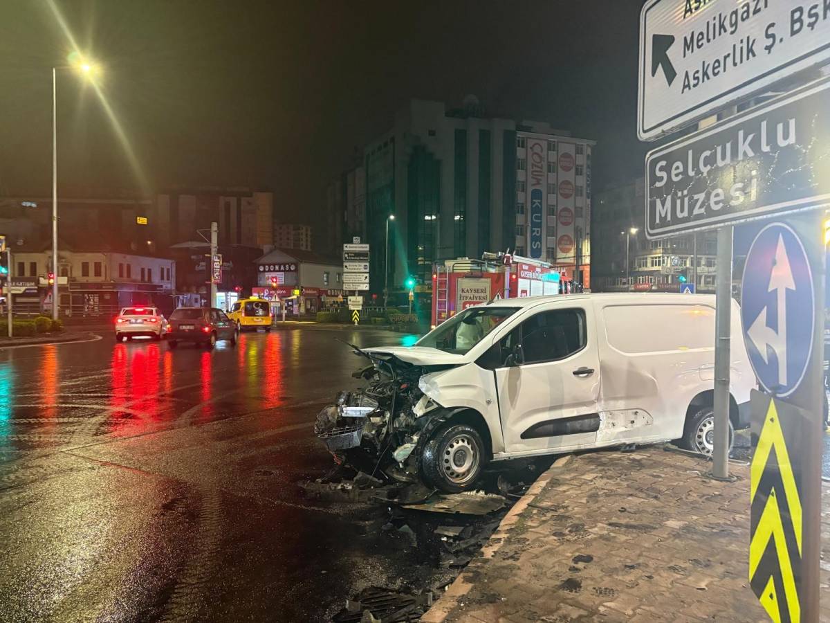 HAFİF TİCARİ ARAÇ İLE OTOMOBİL ÇARPIŞTI: 2 YARALI