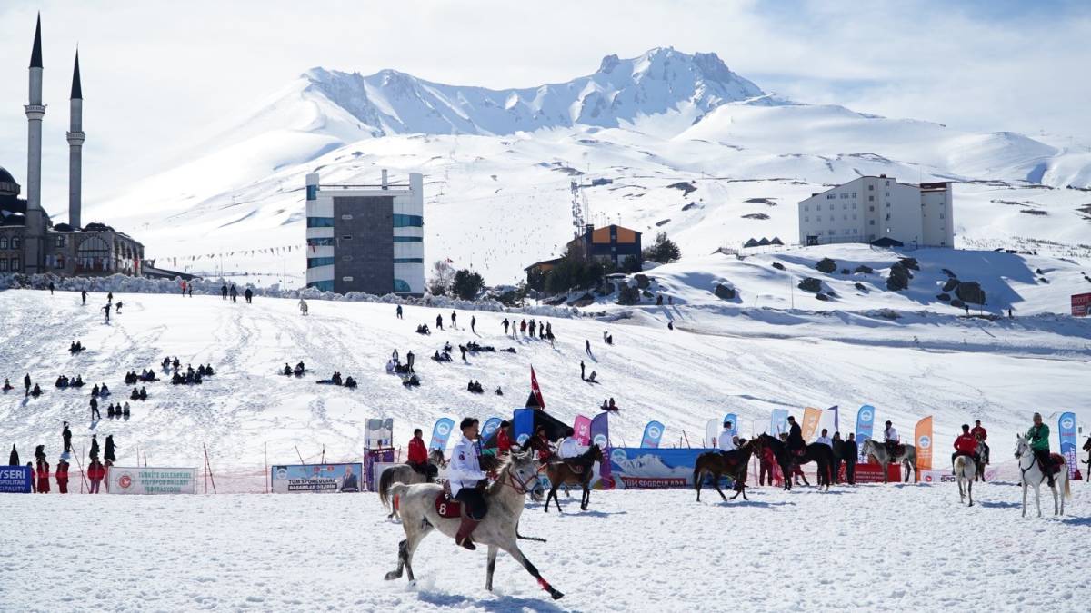 KÖKBÖRÜ VE KIZAK ŞAMPİYONASI 5 BİN KİŞİYİ BULUŞTURDU