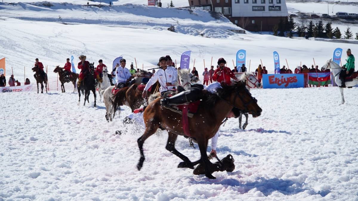 KÖKBÖRÜ VE KIZAK ŞAMPİYONASI 5 BİN KİŞİYİ BULUŞTURDU