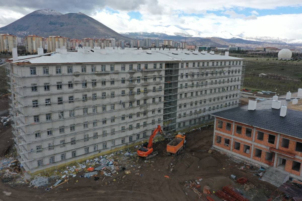 ERÜ KAMPÜSÜNDE YAPILAN YURTLAR SON AŞAMADA