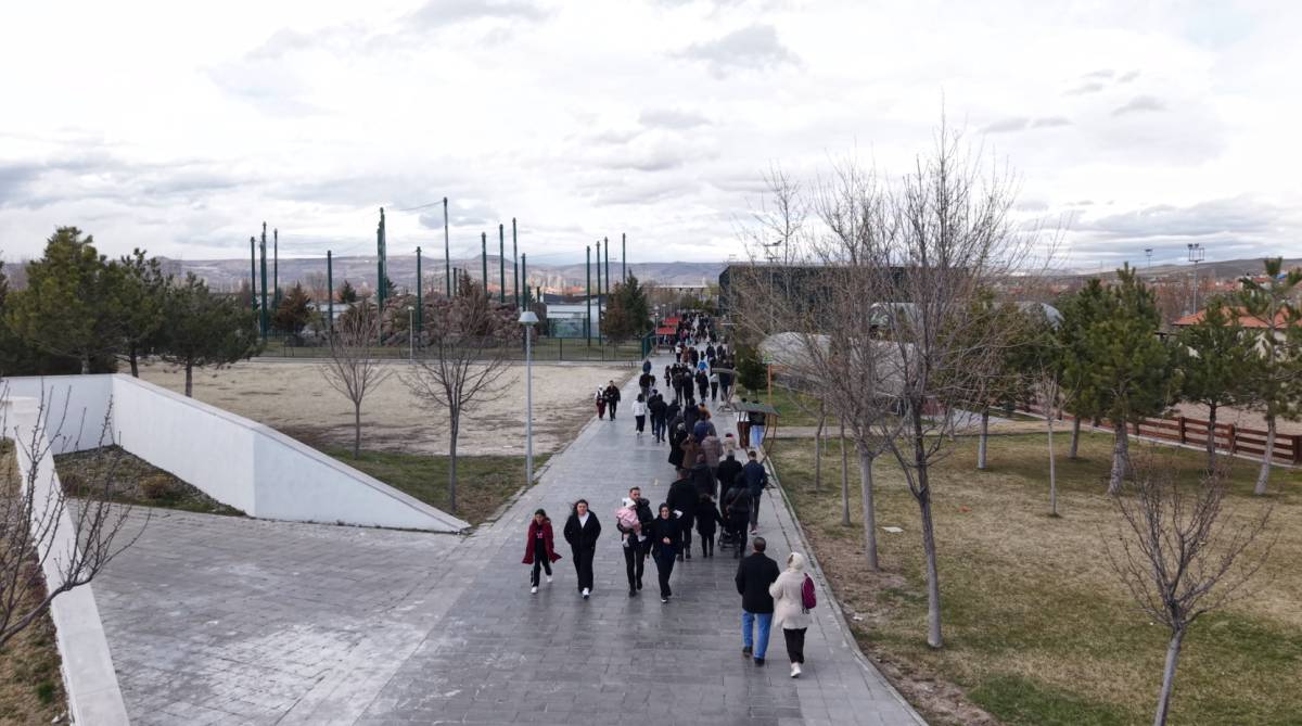 HAYVANAT BAHÇESİ BAYRAMDA DOLDU TAŞTI