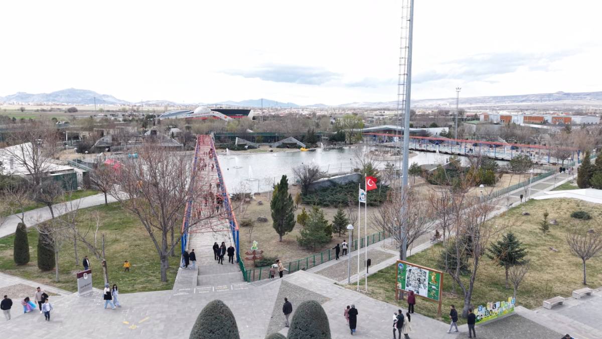 HAYVANAT BAHÇESİ BAYRAMDA DOLDU TAŞTI