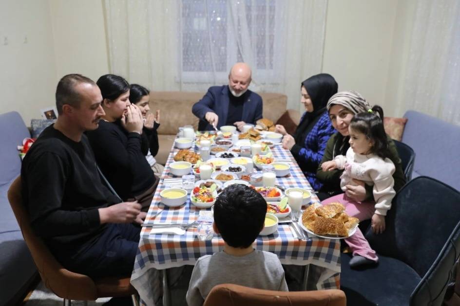 ÇOLAKBAYRAKDAR’DAN SEFERBERLİK ÇAĞRISINA GÖNÜLLERE DOKUNAN HİZMETLER