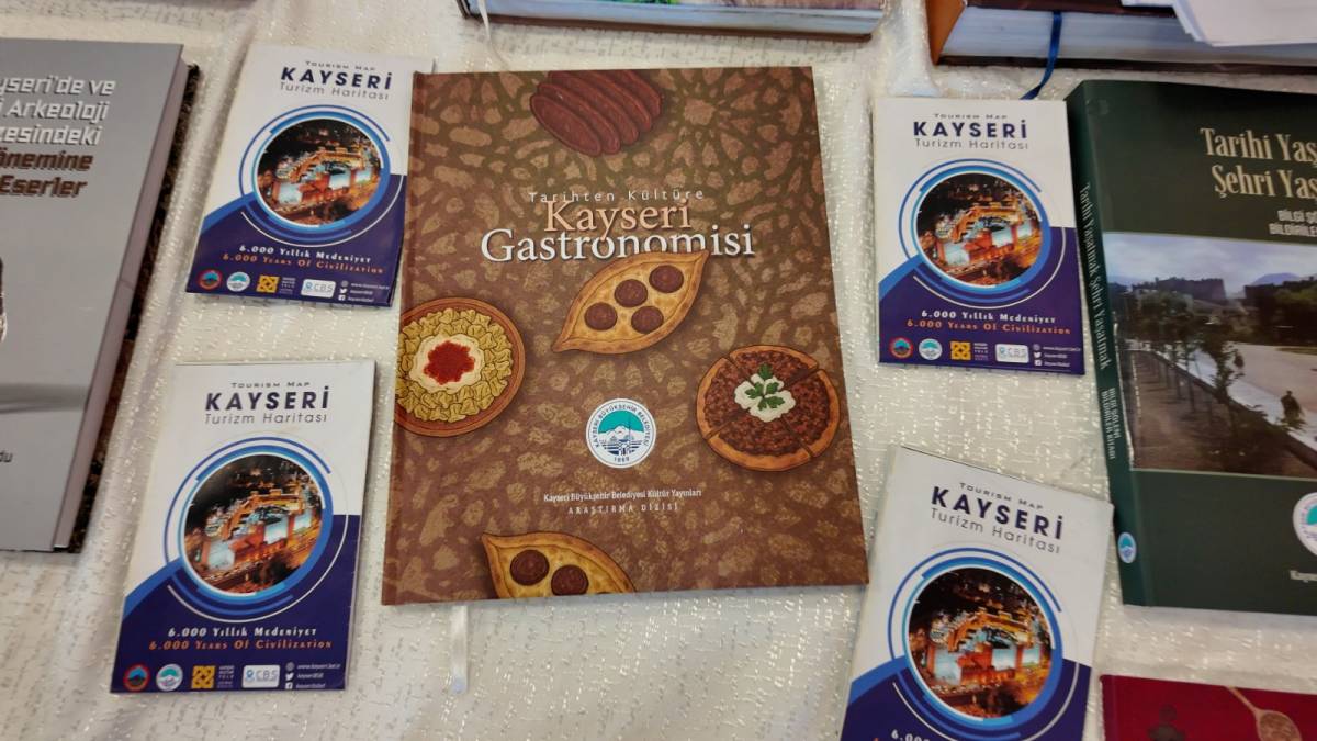 BÜYÜKŞEHİR'İN KÜLTÜR STANDI 8. KAYSERİ KİTAP FUARI'NA RENK KATIYOR