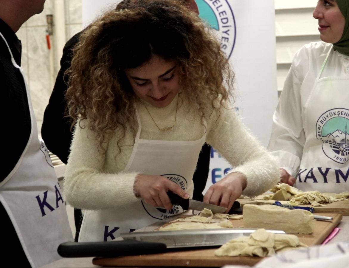 AB TESCİLLİ KAYSERİ PASTIRMASI’NA KAYMEK’TEN DOĞRAMA VE SUNUM TEKNİKLERİ KURSU