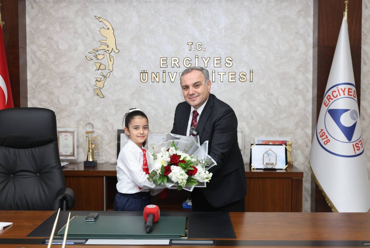 ALTUN, KOLTUĞUNU MİNİK EMİNE DEFNE’YE DEVRETTİ