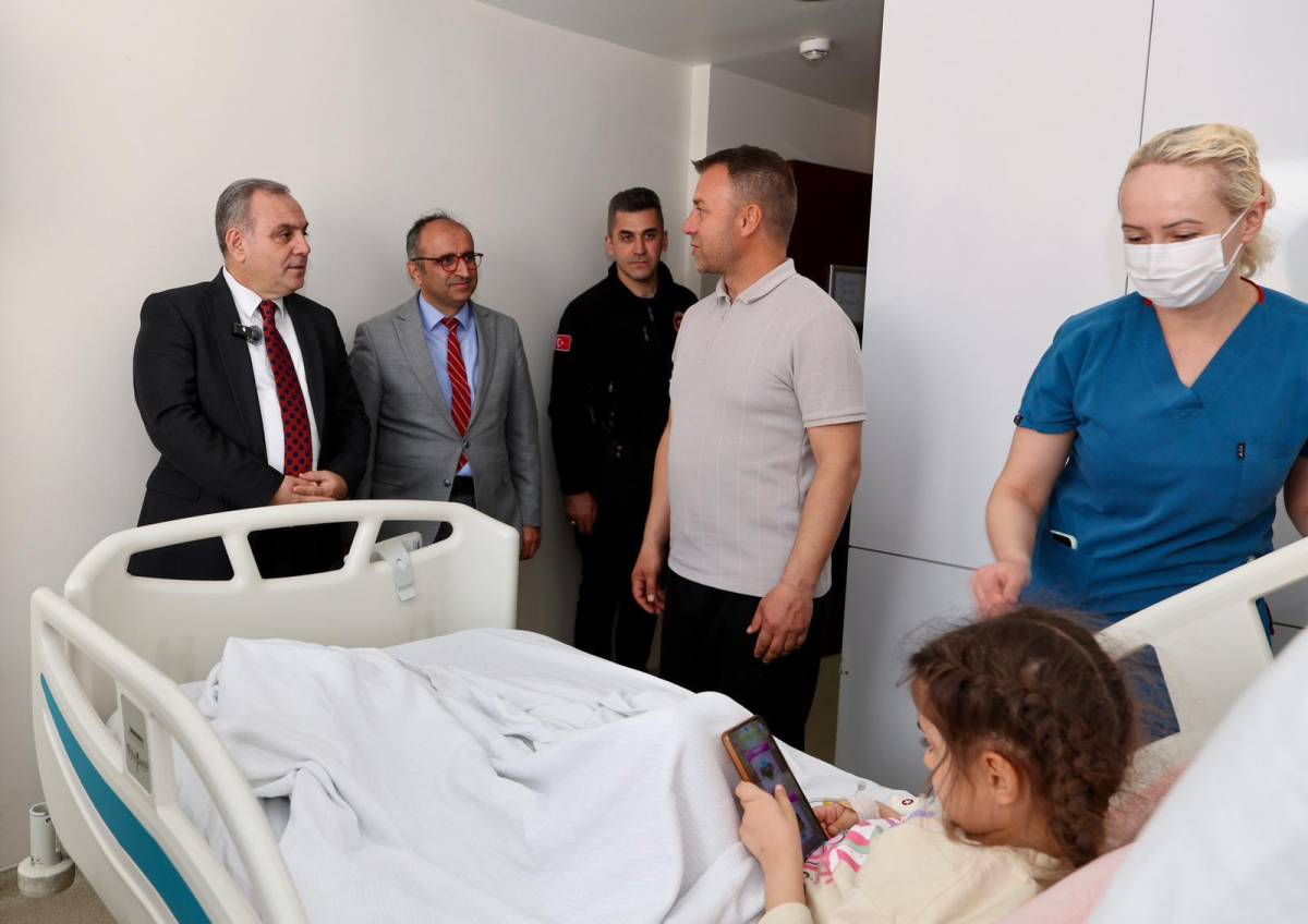 ALTUN’DAN TEDAVİ GÖREN ÇOCUKLARA 23 NİSAN ZİYARETİ