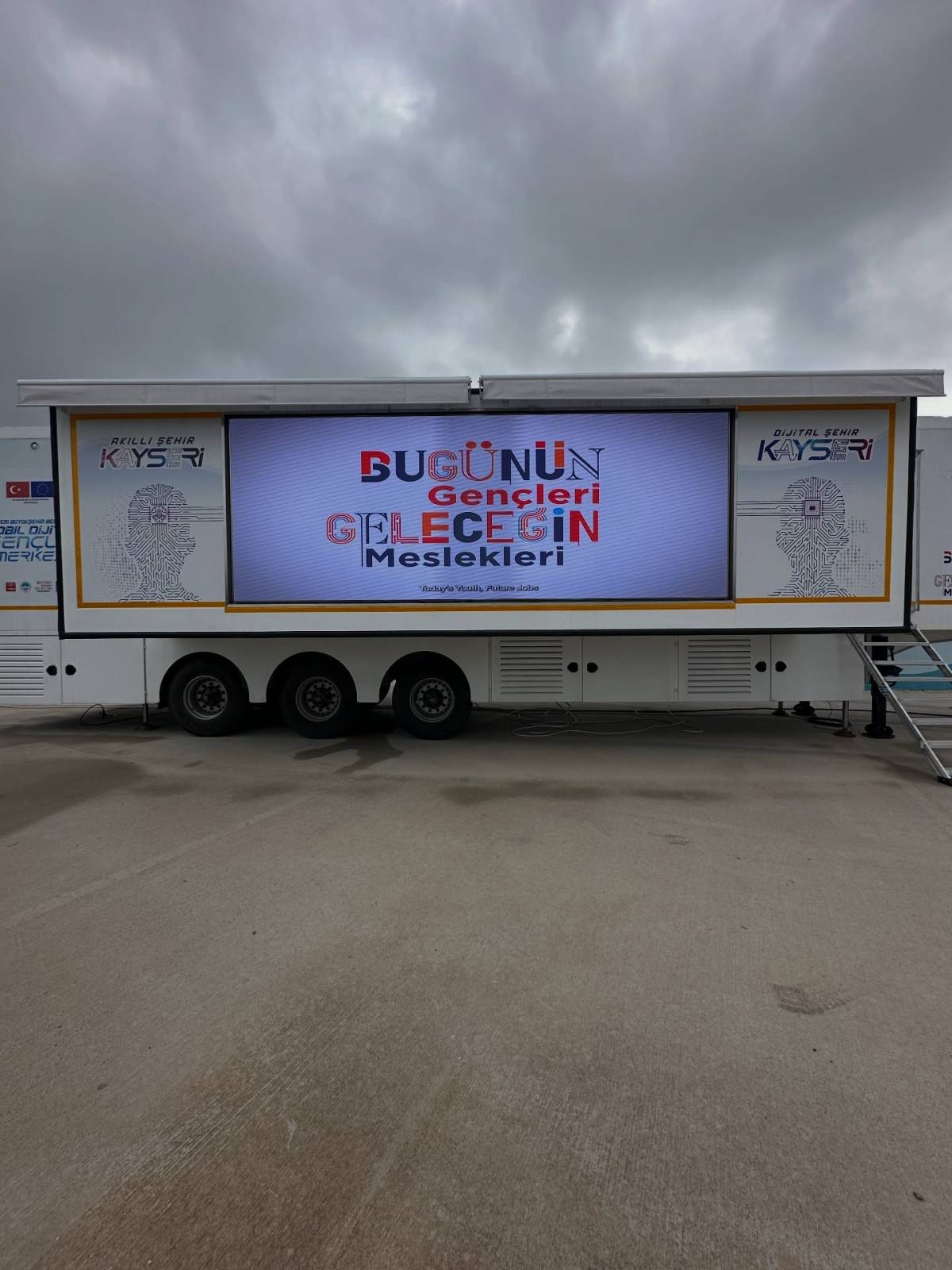 BÜYÜKŞEHİR’İN ‘MOBİL DİJİTAL MERKEZİ’ GENÇLERİ GELECEĞE TAŞIYOR