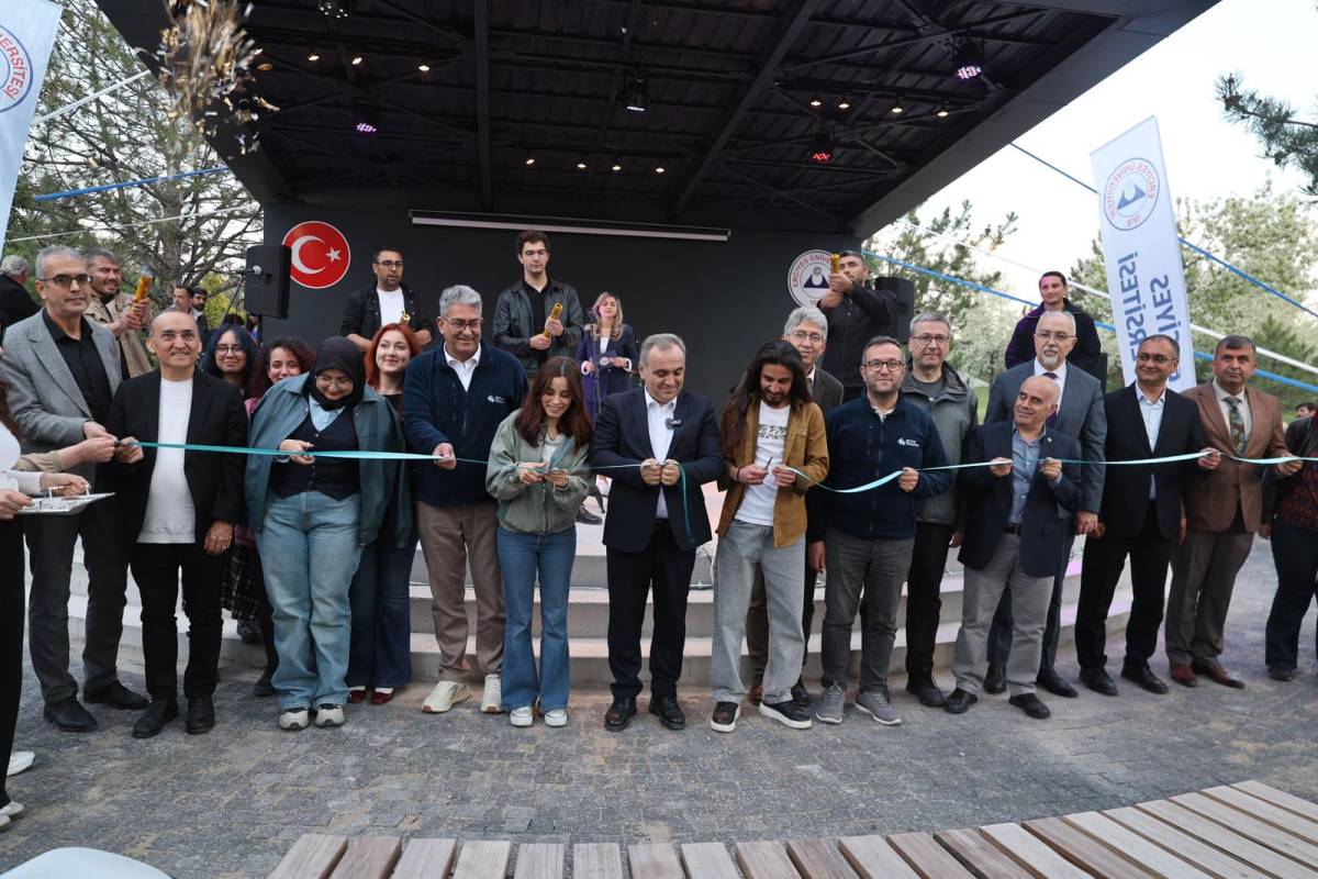 ERÜ SAHNE MUHTEŞEM KONSERLE AÇILDI
