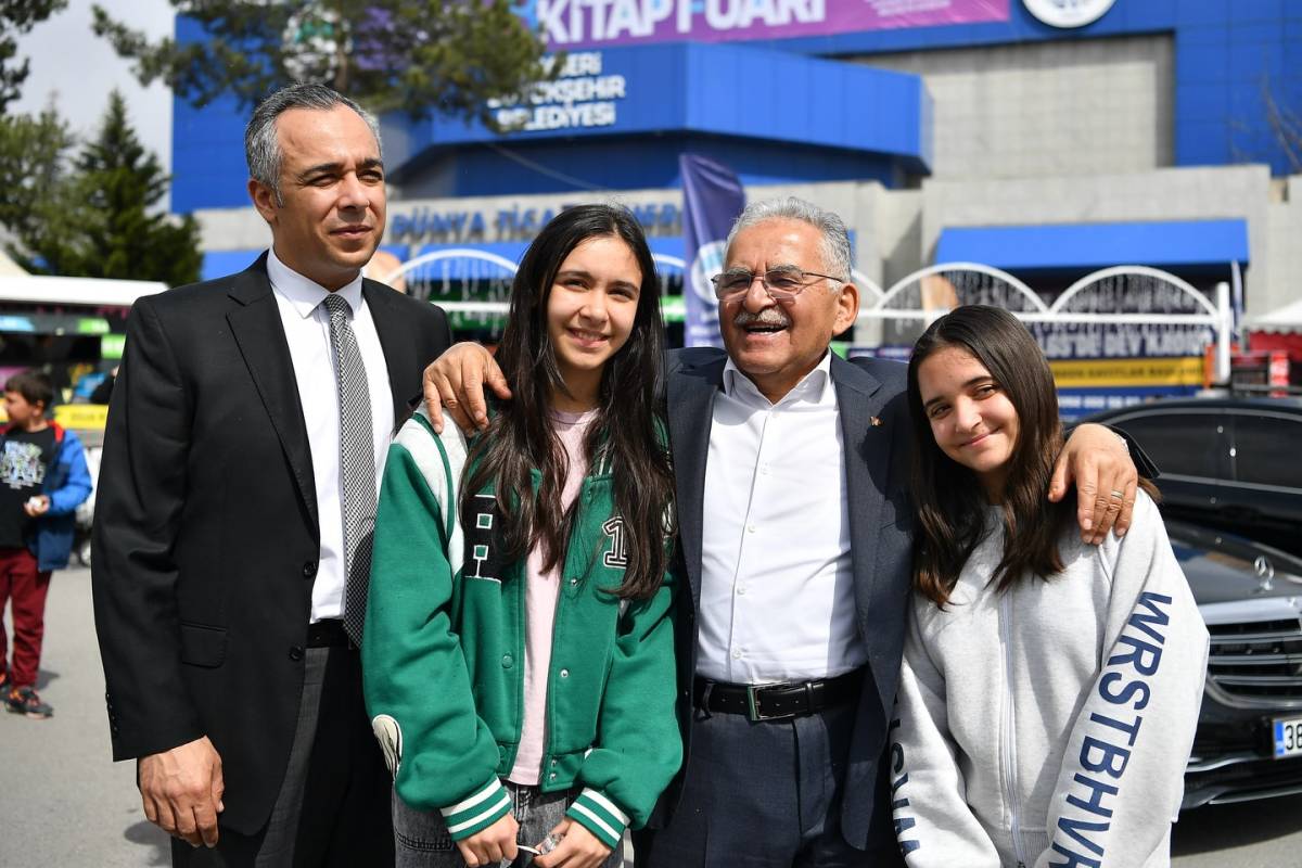 KİTAP FUARI’NDA BAŞKAN BÜYÜKKILIÇ’A SEVGİ SELİ