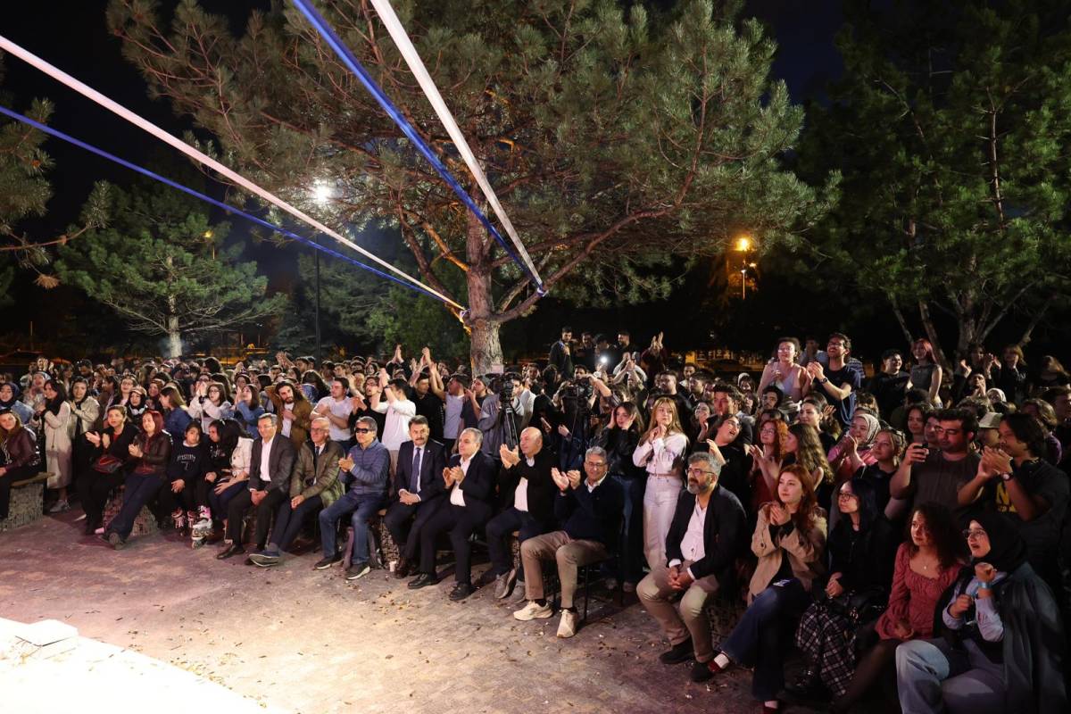 ERÜ SAHNE MUHTEŞEM KONSERLE AÇILDI