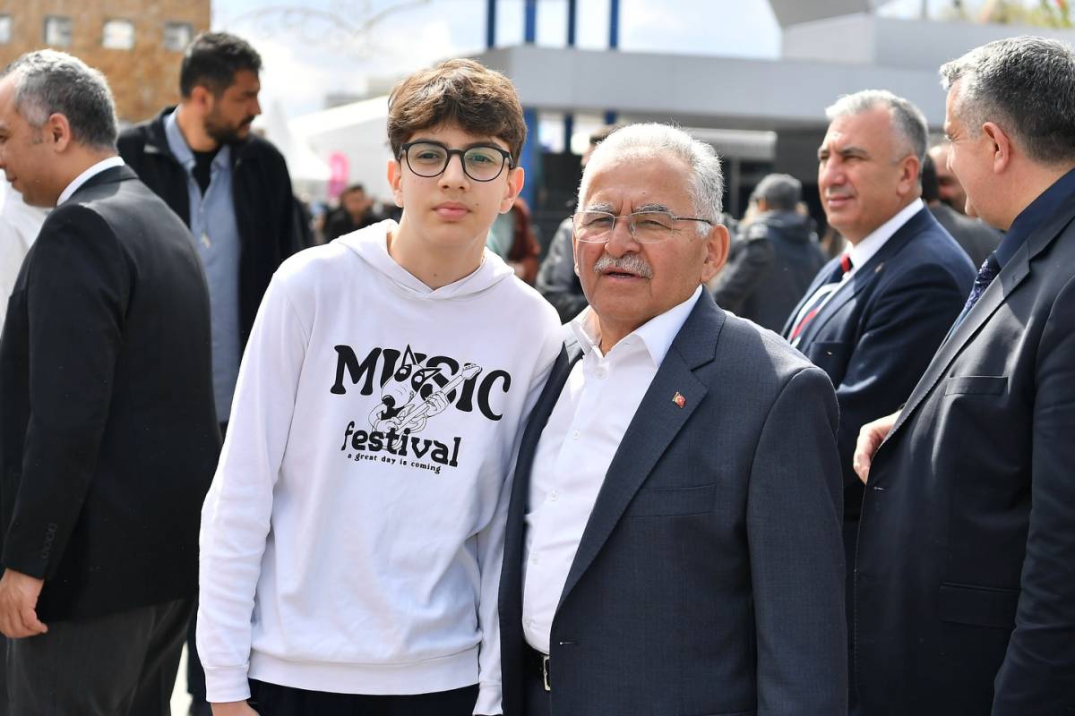 KİTAP FUARI’NDA BAŞKAN BÜYÜKKILIÇ’A SEVGİ SELİ