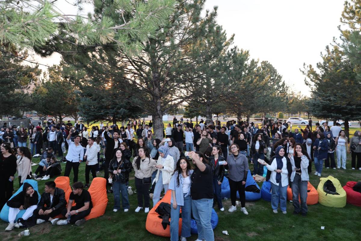 ERÜ SAHNE MUHTEŞEM KONSERLE AÇILDI