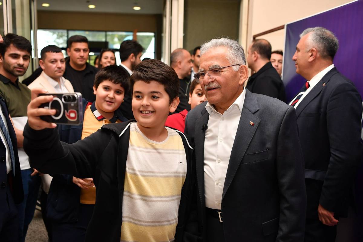 KİTAP FUARI’NDA BAŞKAN BÜYÜKKILIÇ’A SEVGİ SELİ