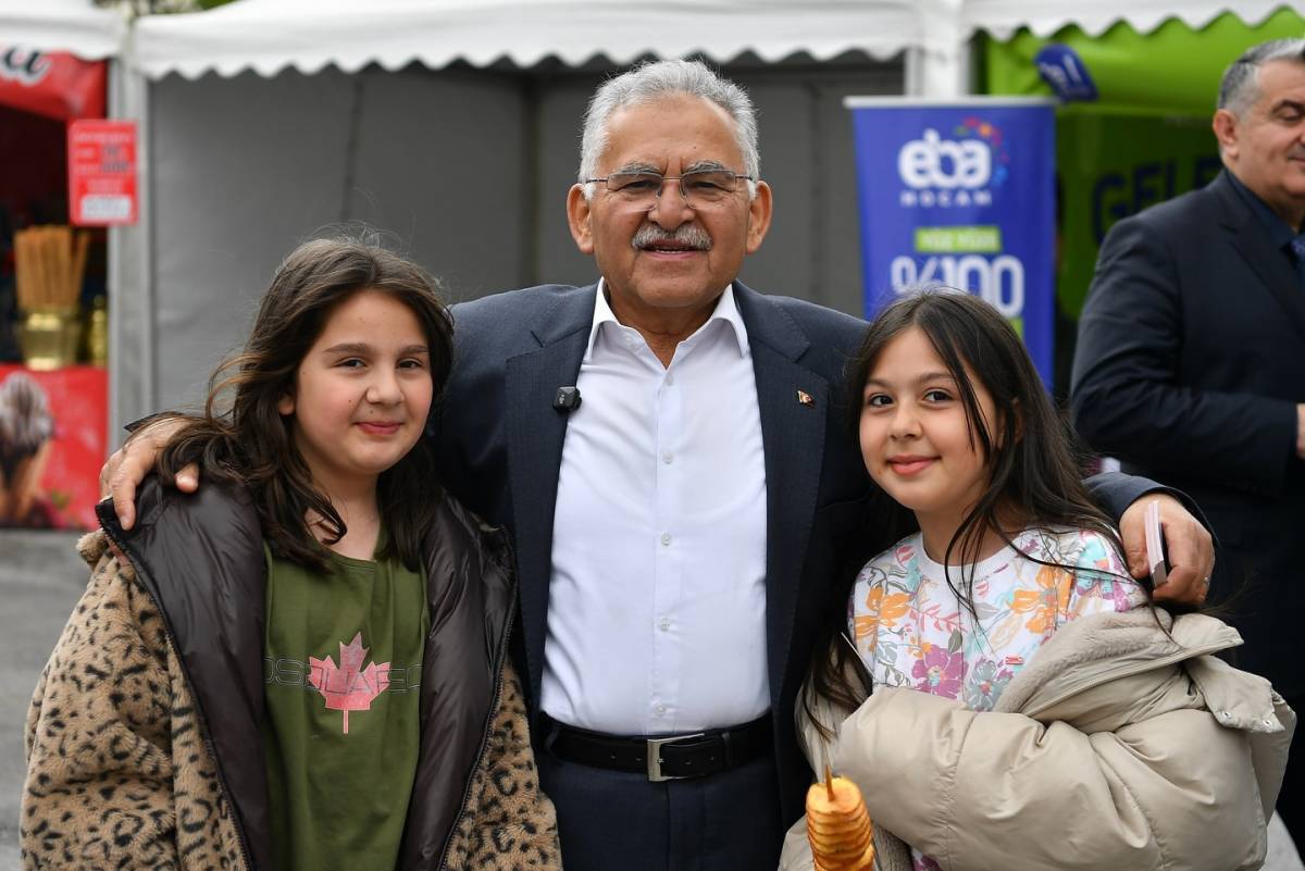 KİTAP FUARI’NDA BAŞKAN BÜYÜKKILIÇ’A SEVGİ SELİ