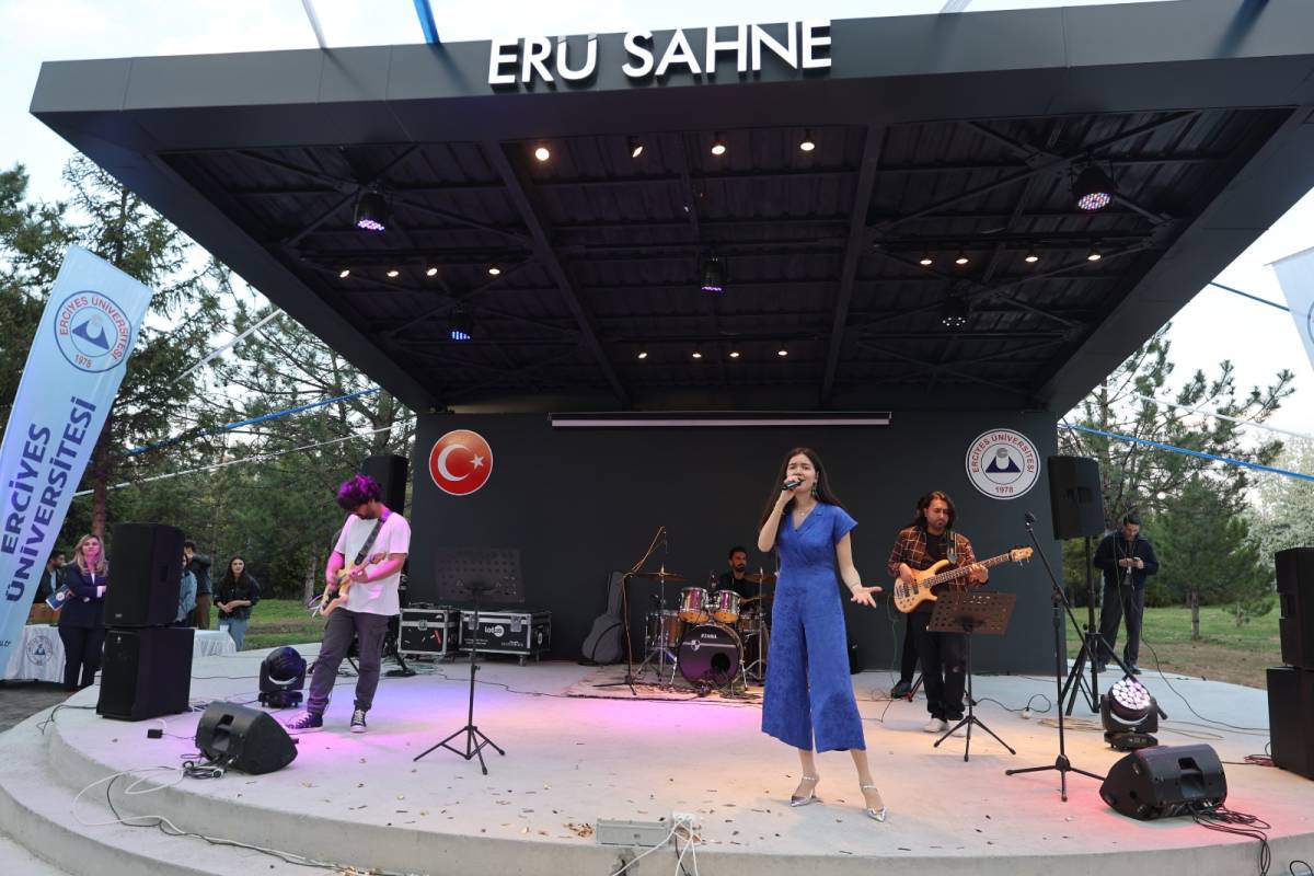 ERÜ SAHNE MUHTEŞEM KONSERLE AÇILDI
