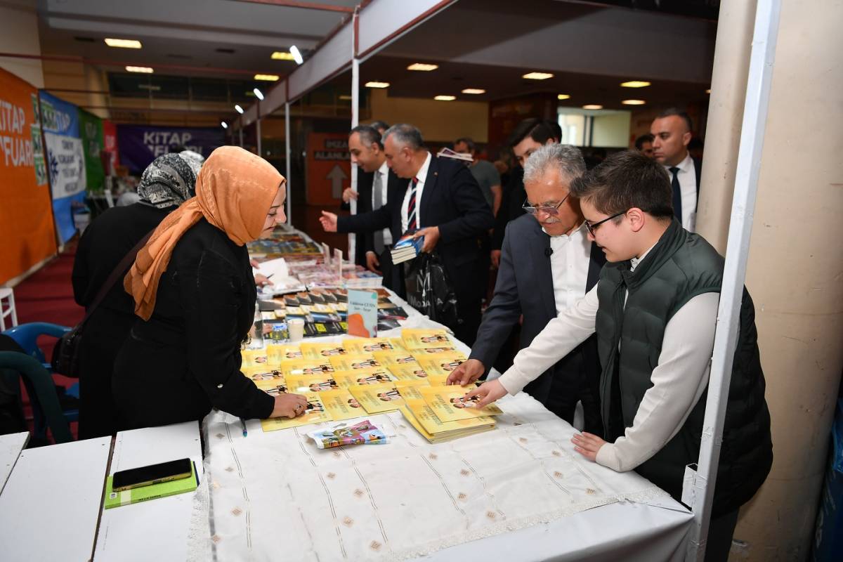KİTAP FUARI’NDA BAŞKAN BÜYÜKKILIÇ’A SEVGİ SELİ