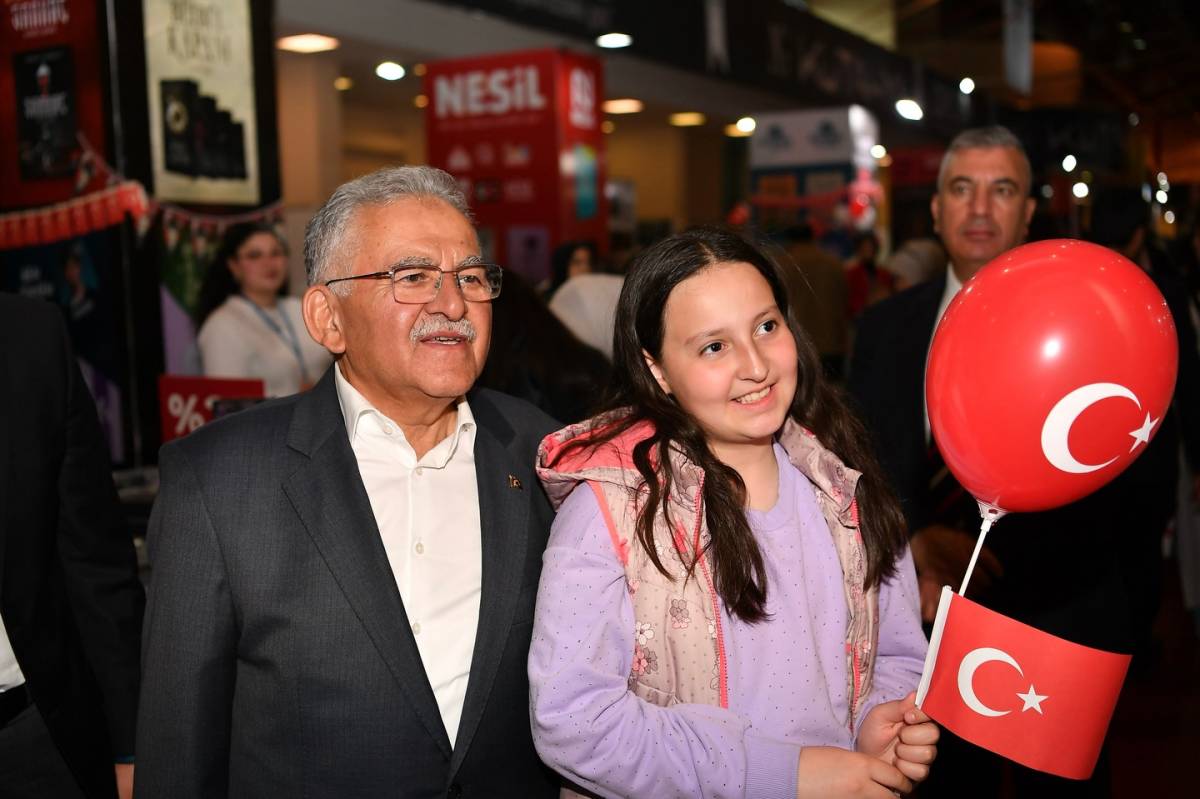 KİTAP FUARI’NDA BAŞKAN BÜYÜKKILIÇ’A SEVGİ SELİ