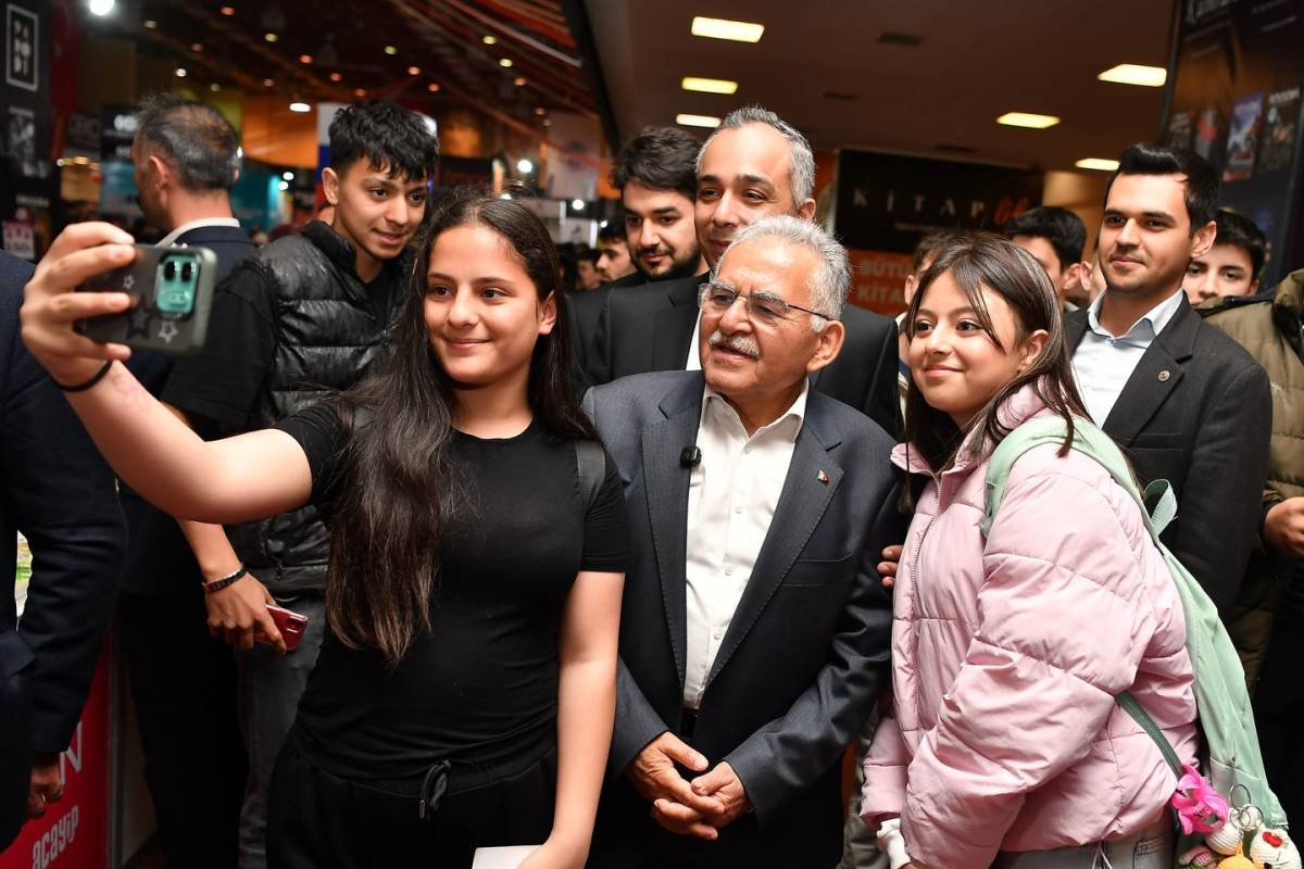 KİTAP FUARI’NDA BAŞKAN BÜYÜKKILIÇ’A SEVGİ SELİ