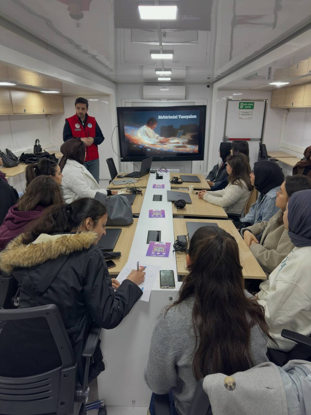 BÜYÜKŞEHİR’İN ‘MOBİL DİJİTAL MERKEZİ’ GENÇLERİ GELECEĞE TAŞIYOR