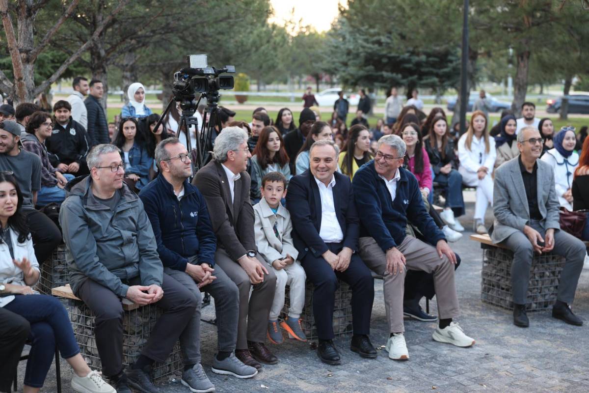 ERÜ SAHNE MUHTEŞEM KONSERLE AÇILDI
